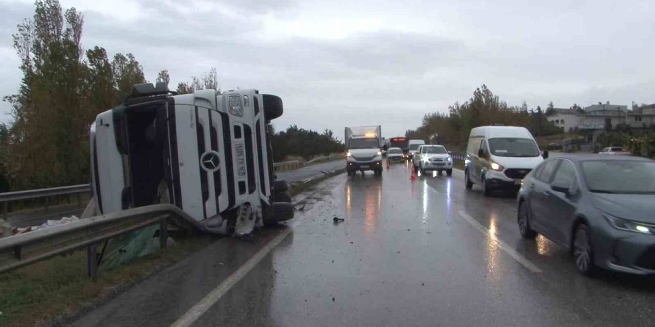 Büyükçekmece’de İnşaat Malzemesi Taşıyan Tır Devrildi