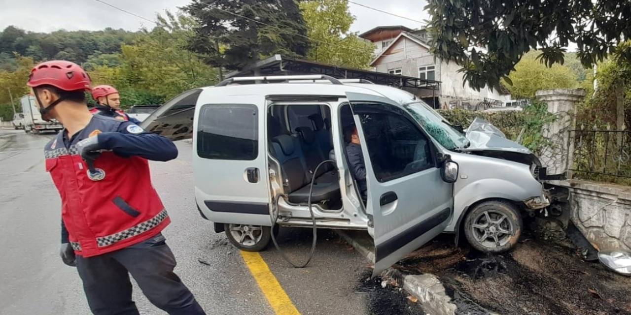 Sakarya’da Hafif Ticari Araç Bahçe Duvarına Çarptı: 2 Yaralı
