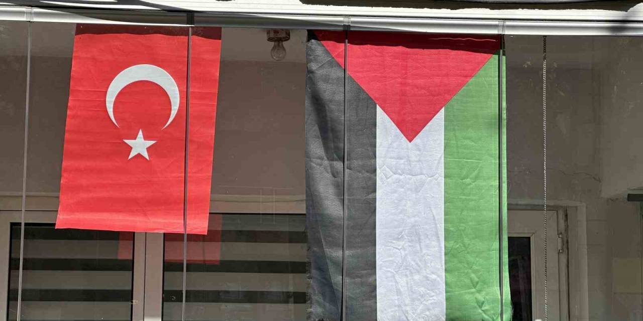 Filistin’e Destek İçin Balkonuna Bayrak Astı