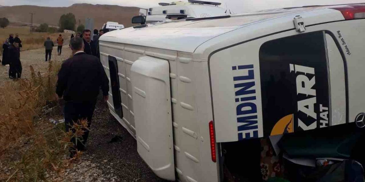 Minibüs Yan Yattı: 10 Yaralı