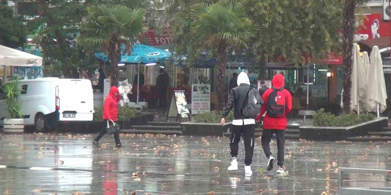 Bandırma’da Aniden Bastıran Yağmur Ve Fırtına Etkili Oldu