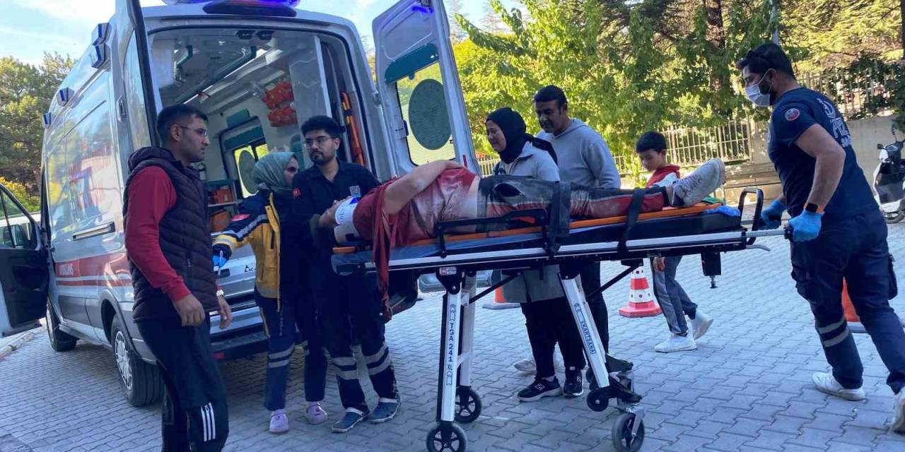 Seyir Halindeki Traktörün Römorkundan Düşüp Hastanelik Oldu