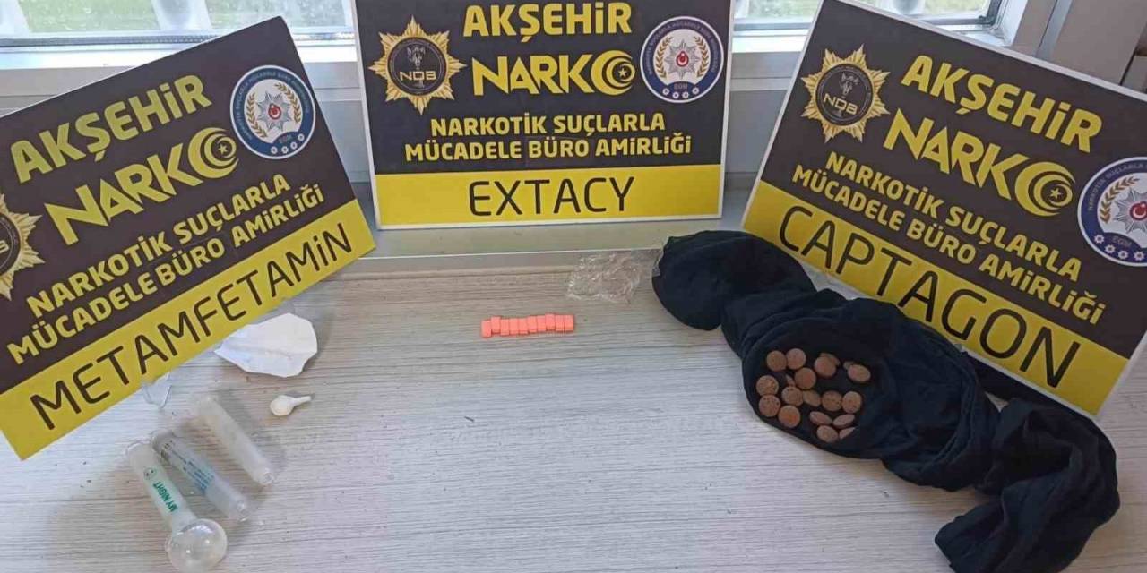 Kiralık Araçla Yakalanan Zehir Tacirleri Uyuşturucuları Çoraba Saklamış