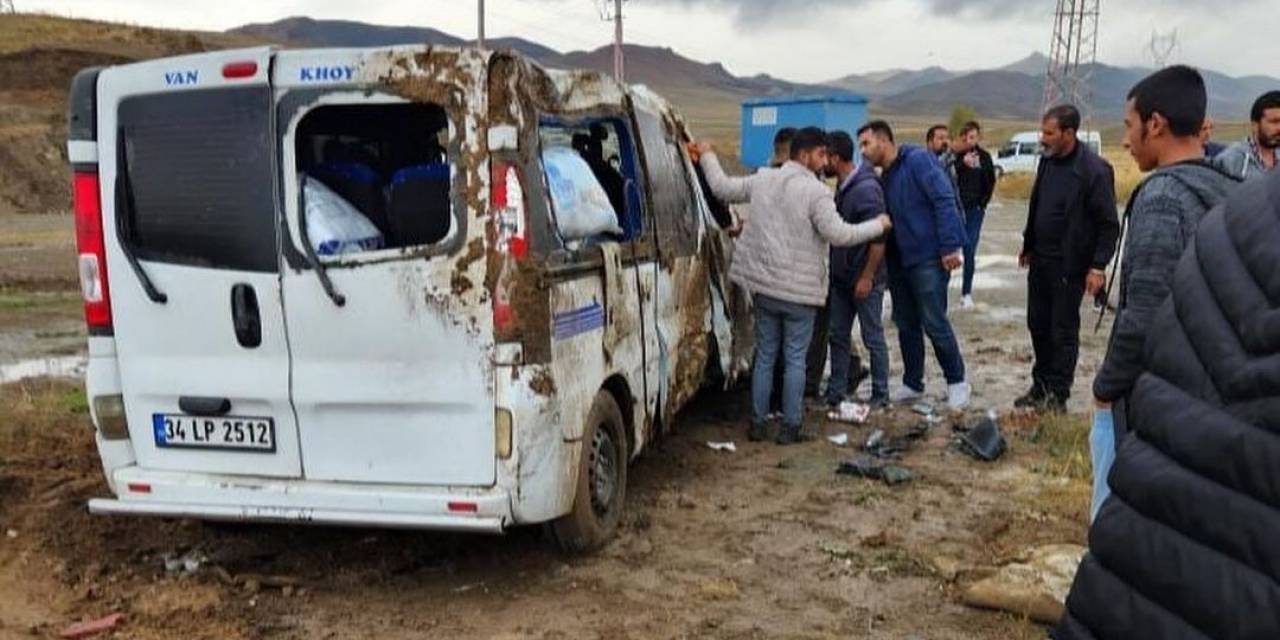 Özalp’ta Yolcu Minibüsü Takla Attı: 4 Yaralı