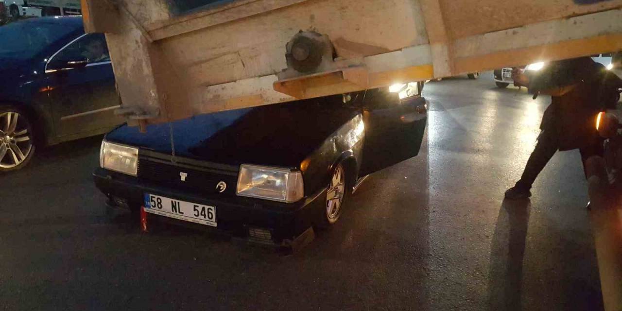 Kamyona Arkadan Çarpan Otomobil Sürücüsü Ağır Yaralandı