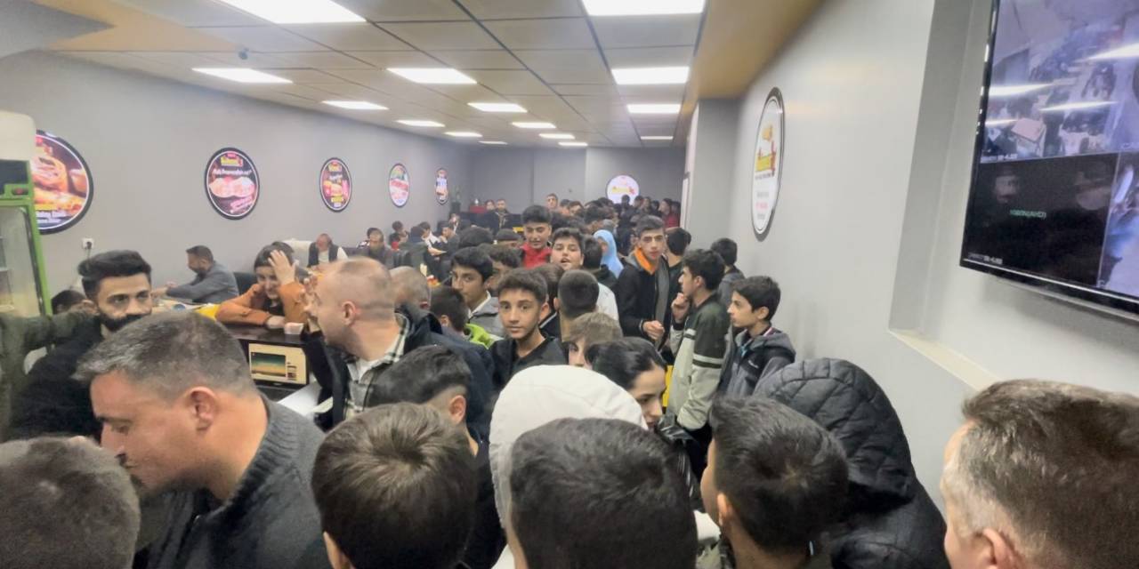 Yüksekova’da Bedava Dürüm İzdihamı