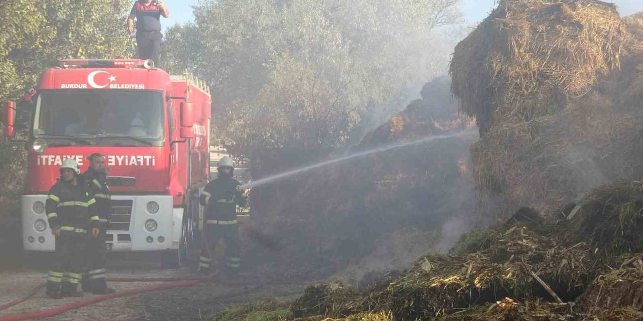 Kaynak Makinesinden Çıkan Kıvılcımlar Samanlığa Sıçradı, 60 Ton Saman Balyası Yandı
