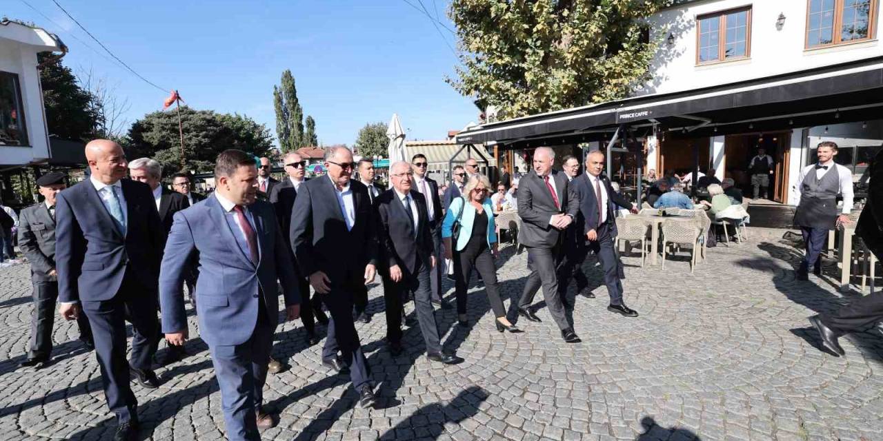 Milli Savunma Bakanı Güler, Türkiye’nin Prizren Başkonsolosluğunu Ziyaret Etti