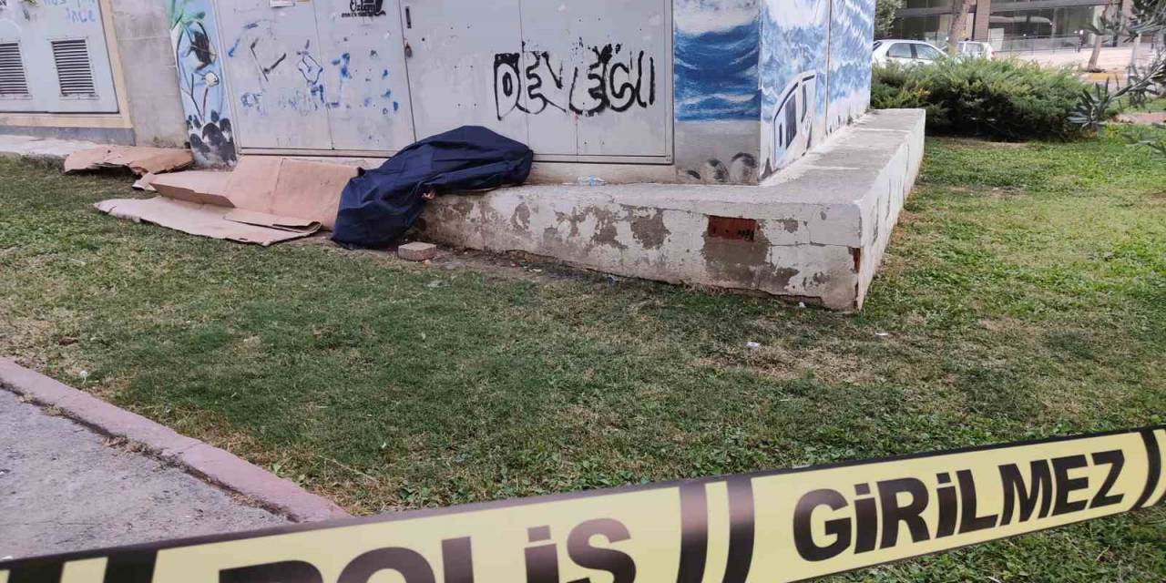 Kuşadası’nda Evsiz Bir Kişi Parkta Ölü Bulundu