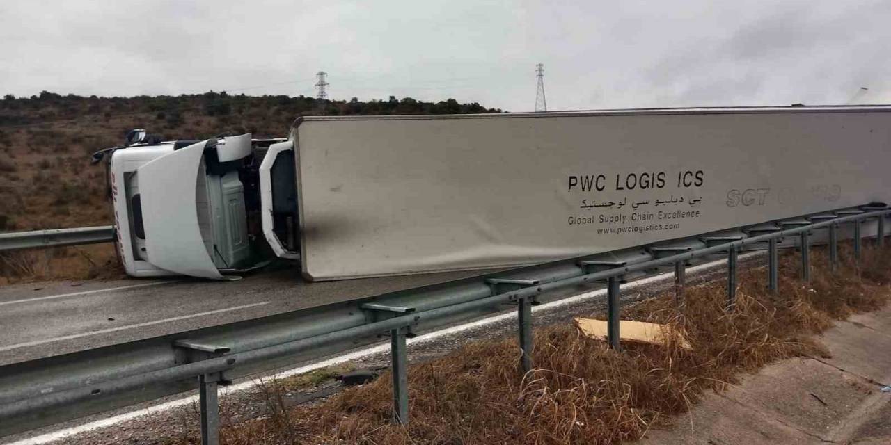 Gönen’de Tır Devrildi
