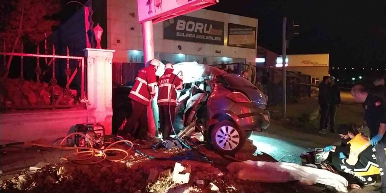 Direğe Çarpan Otomobil Hurdaya Döndü: 3 Ölü