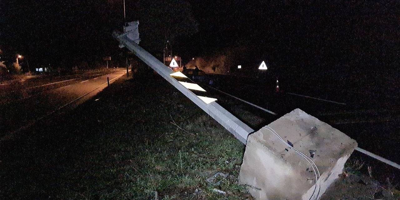 Beton Bariyere Çarpan Otomobilin Motoru Yola Fırladı