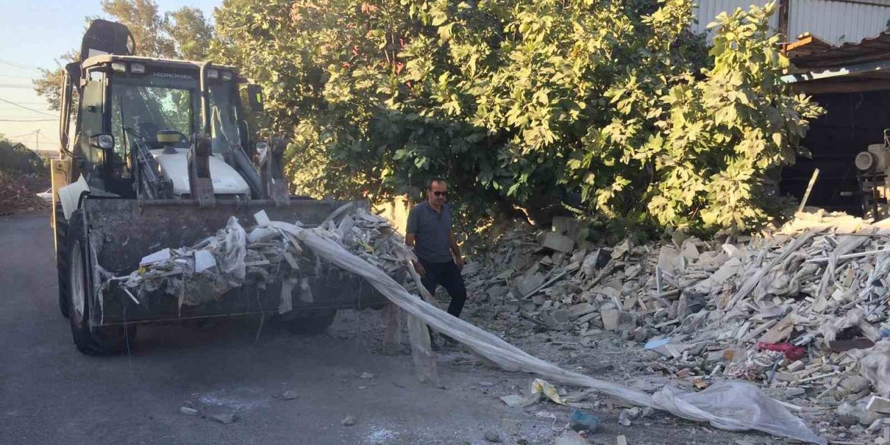 Belediye Ekipleri Hafriyat Atıklarını Kaldırıyor