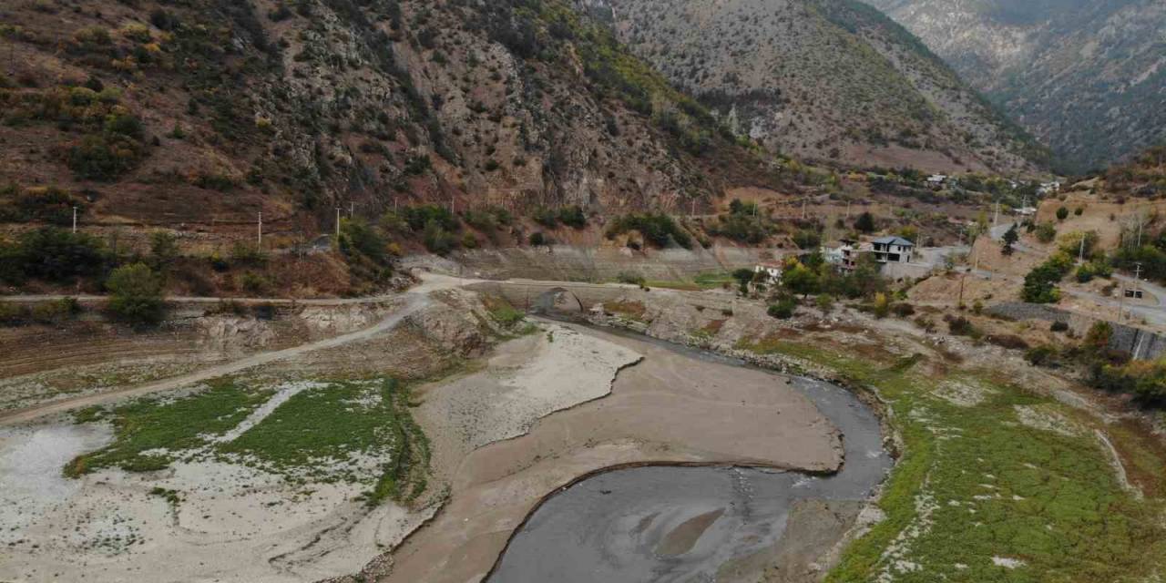 Torul Barajı’nda Sular Çekildi, Tarihi Torul Köprüsü Gün Yüzüne Çıktı