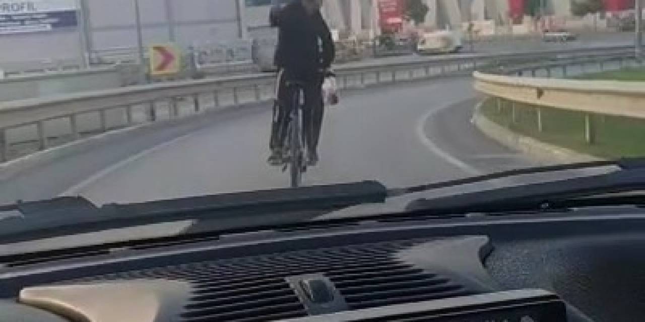 Görenler Cep Telefonlarına Sarıldı... Bisikletini Tersten Sürdü