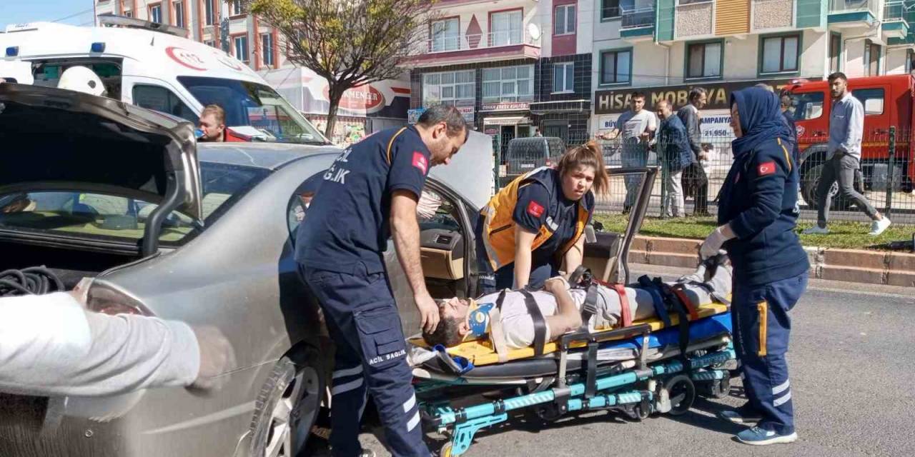 Lastiği Patlayan Otomobil Kaldırıma Çarptı, 2 Kişi Yaralandı
