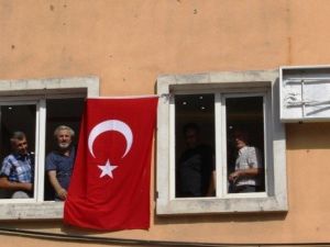 Hdp’liler Kendi Parti Binalarına Türk Bayrağı Astı