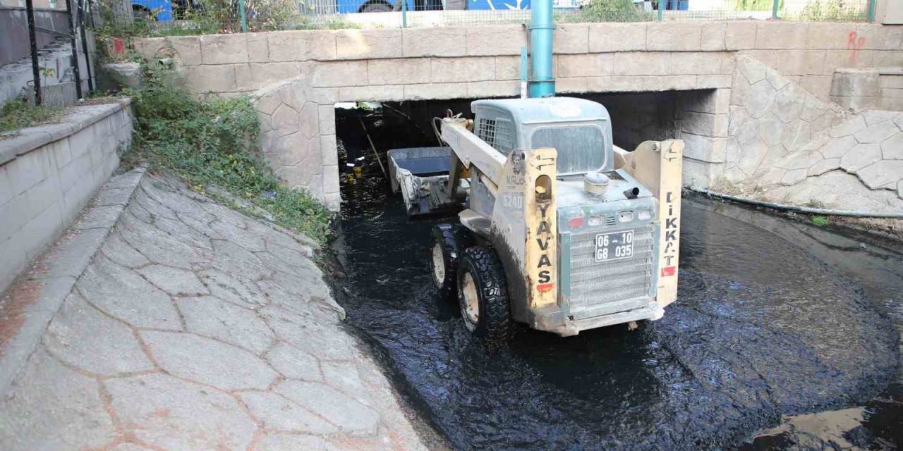 Gölbaşı’nın Su Kanallarında Temizlik Çalışması