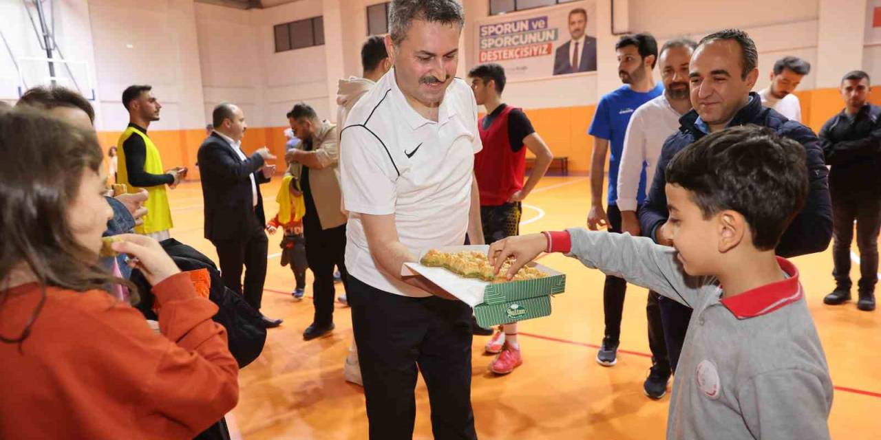 Belediye Başkanı Meydan Okudu, Yenilince Baklava Dağıttı