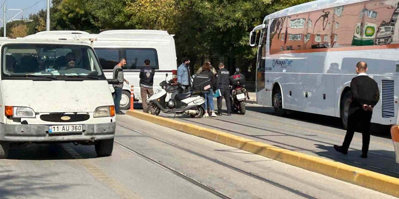 Hatalı Dönüş Yapan Minibüse Çarpan Motosiklet Sürücüsü Yaralandı