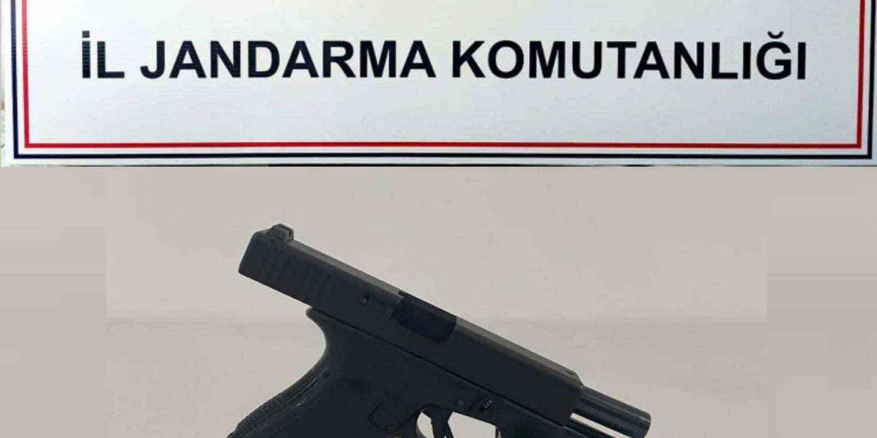 Üzerinde Bulundurduğu Ruhsatsız Tabancayı Jandarmaya Yakalattı
