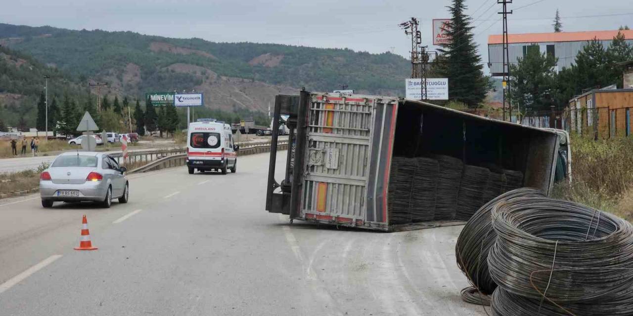 Demir Yüklü Tır Devrildi, Sürücü Kendi İmkanları İle Çıktı