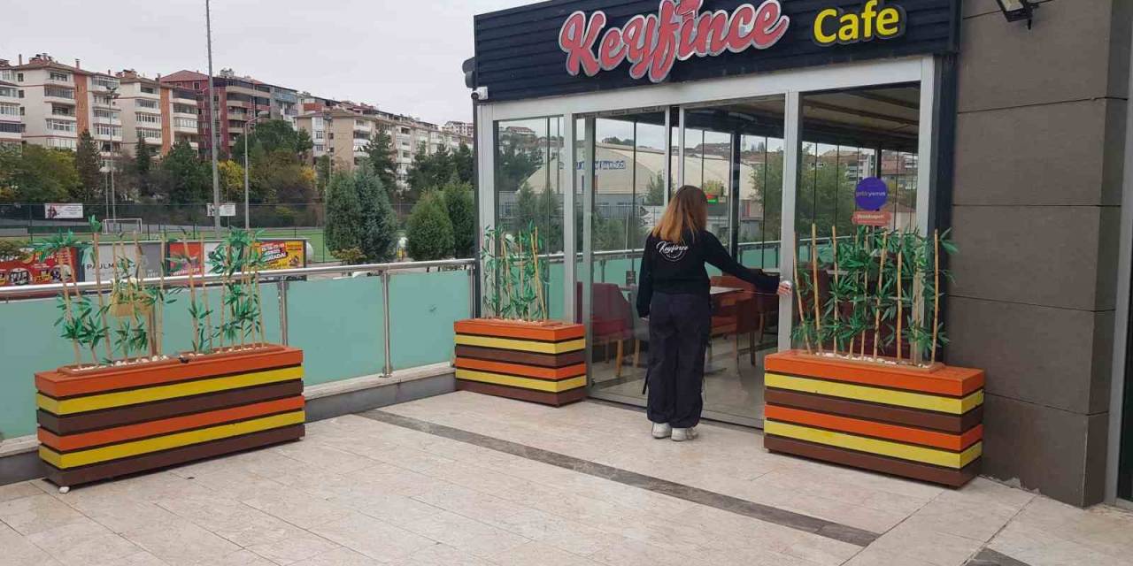 Yavru Ayının Paniğe Neden Olduğu İş Yerindeki Çalışan O Anları Anlattı