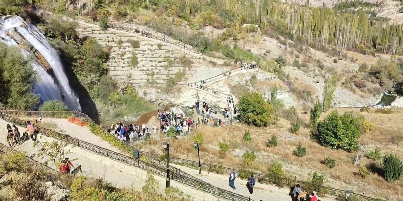 Bin Kişilik Öğrenci Kafilesi Uzundere’yi Gezdi