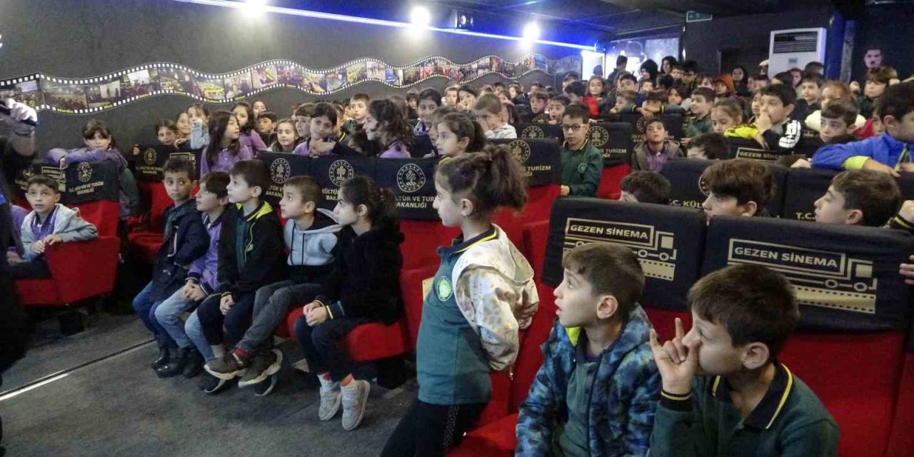 Gezen Sinema Tırı Tatvanlı Öğrencilerin Yüzünü Güldürdü