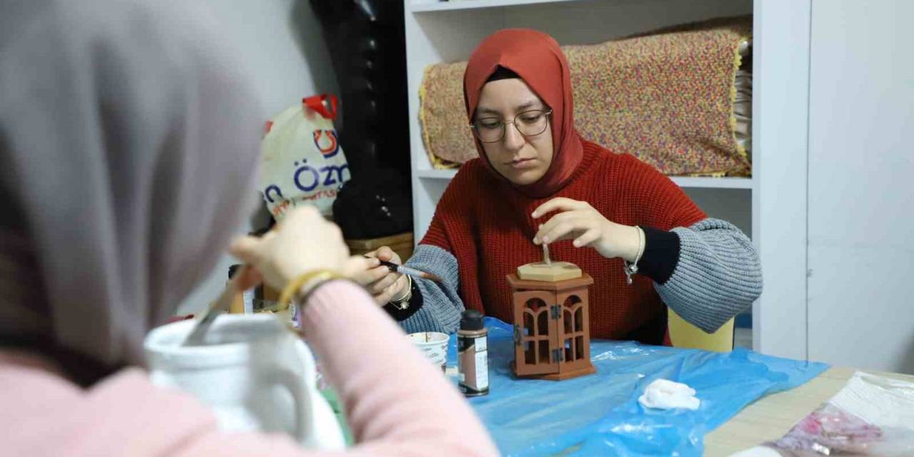 Bu Kurslarda Kadınlar Kendilerini Geliştermekle Kalmıyor Ev Bütcesine De Katkı Sağlıyor