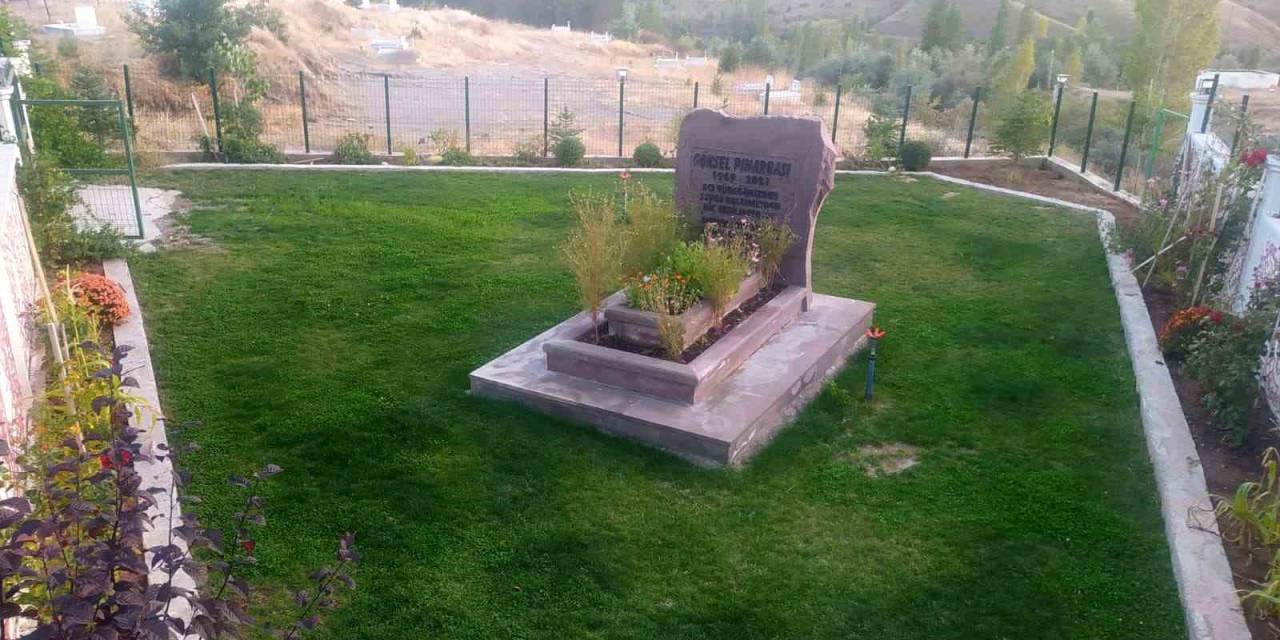 Çok Sevdiği Eşine Türbe Gibi Bir Mezar Yaptırdı