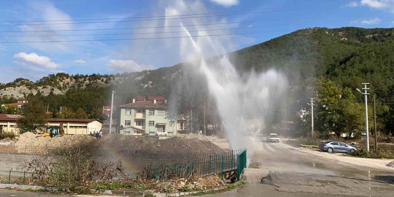Doğalgaz Çalışmasında Su Borusu Patladı