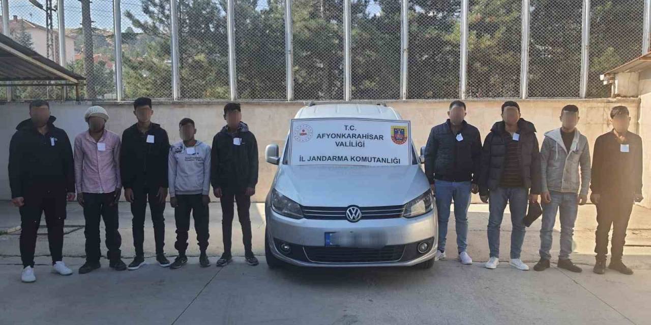 Kiralık Araç İle İnsan Kaçakçılığı Yaparken Jandarmaya Yakalandılar