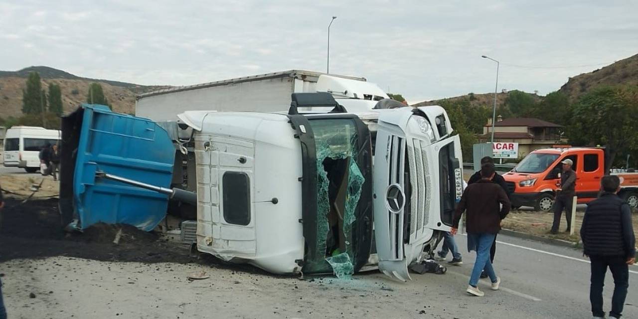 Bilecik’te Kömür Tozu Yüklü Kamyon Devrildi, 2 Kişi Yaralandı