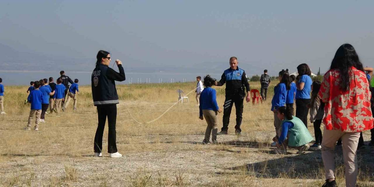 Polisler Ve Çocuklar Uçurtma Şenliğinde Buluştu