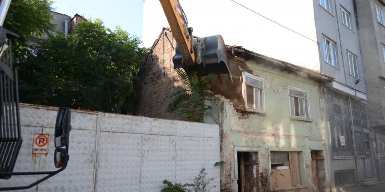 Osmangazi’de Tehlike Saçan Metruk Binalar Yıkılıyor