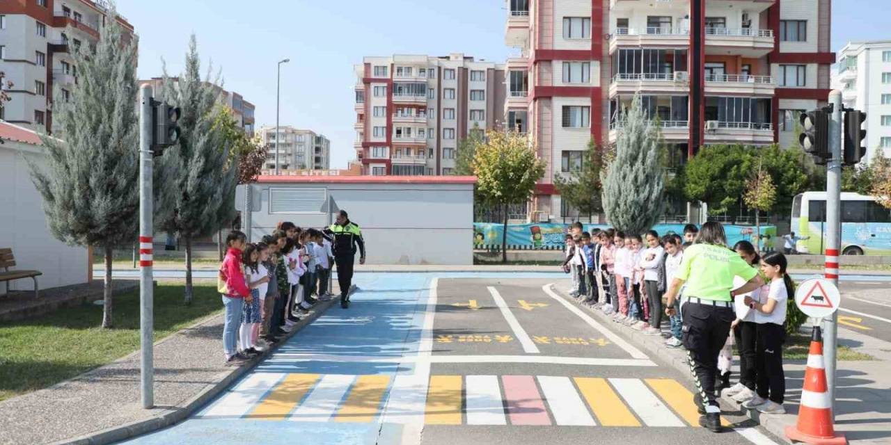 Diyarbakır’da Minik Öğrencilere Uygulamalı Trafik Eğitimi Verildi