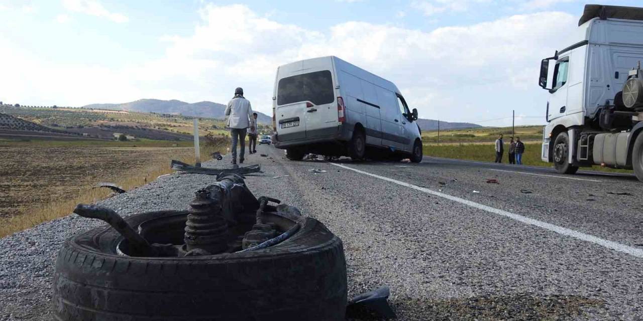 Hafif Ticari Araç İle Tır Kafa Kafaya Çarpıştı: 1’i Ağır 2 Yaralı