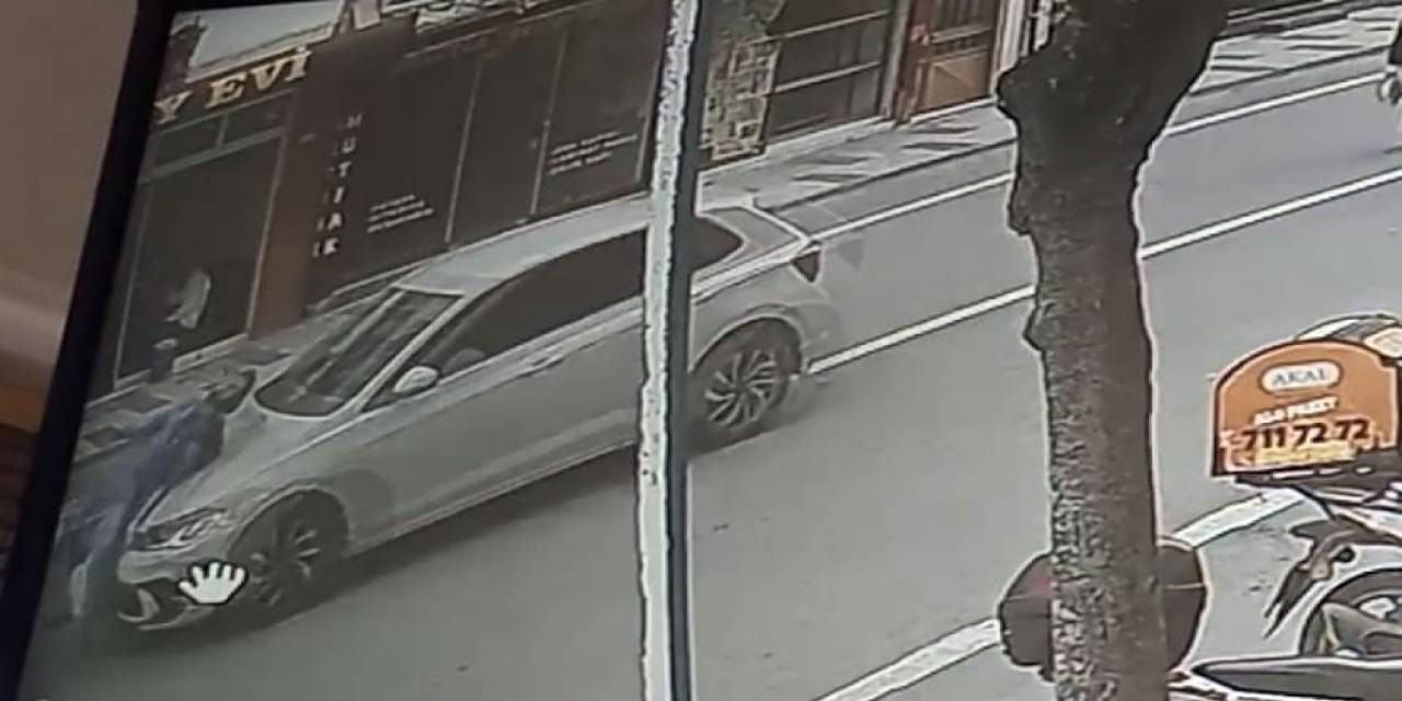 Yolun Karşısına Geçen Yaşlı Kadına Çarptı: Kaza Anı Kamerada