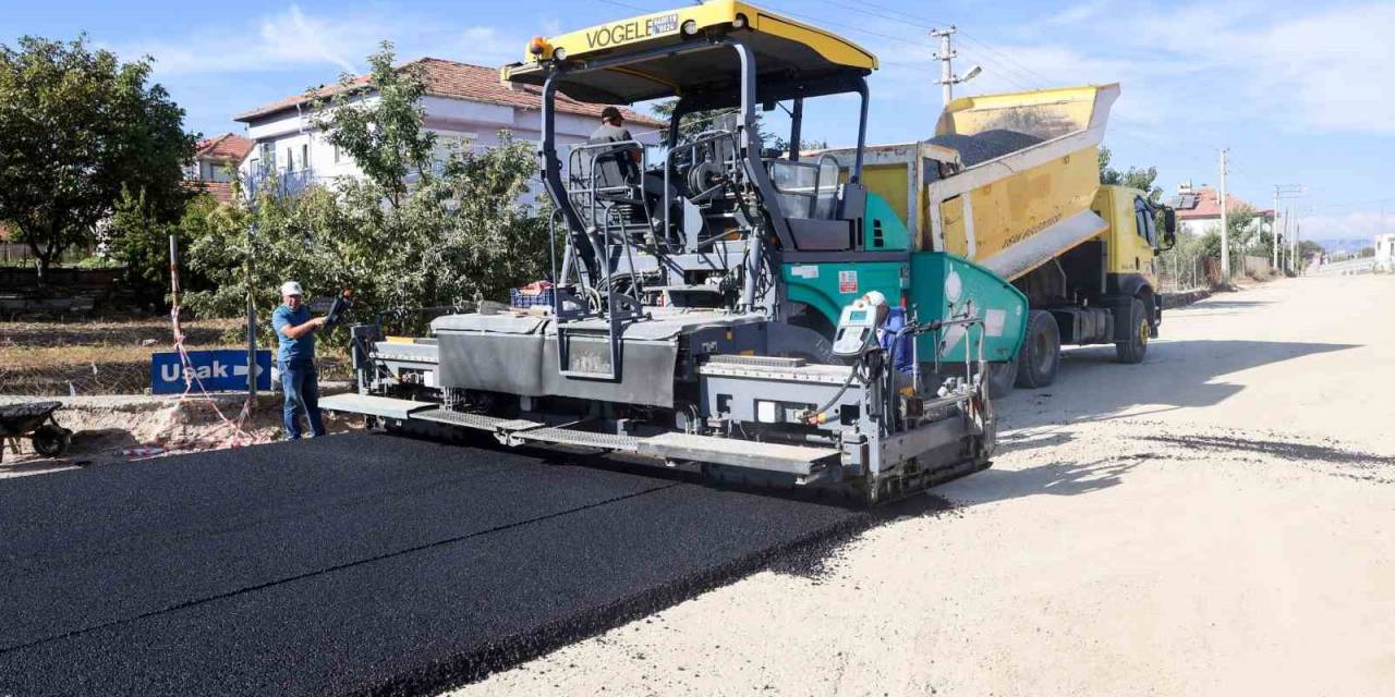Uşak Belediyesi Asfalt Serim Çalışması Devam Ediyor