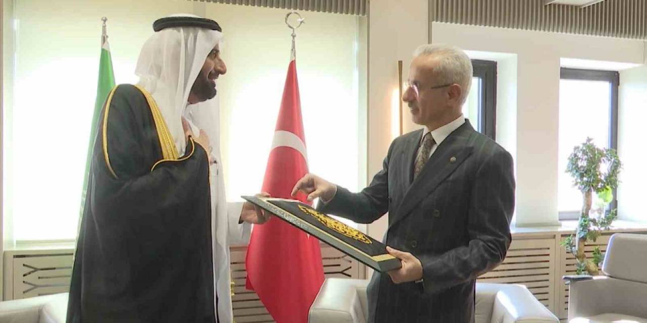 Bakan Uraloğlu, Suudi Arabistan Hac Ve Umre Bakanı Tevfik Er-rabia İle Bir Araya Geldi