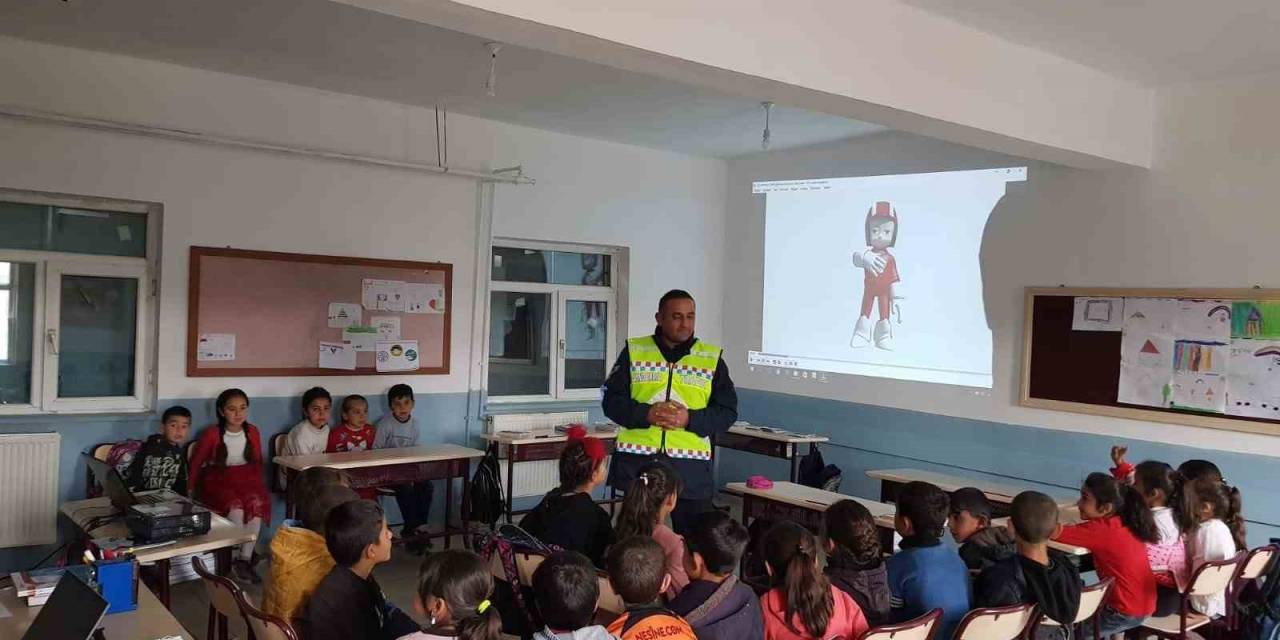 Ağrı’da Jandarma Ekipleri Trafik Kuralları Hakkında Öğrencileri Bilgilendiriyor