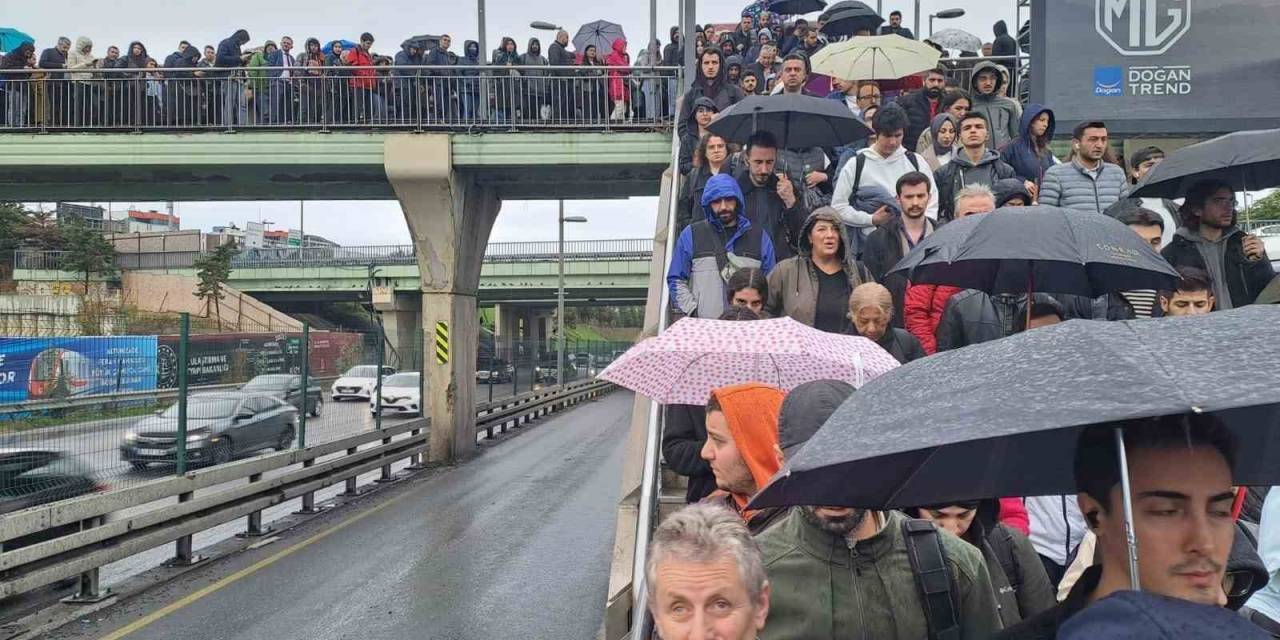 Kadıköy Uzunçayır’da Metrobüs Kaza Yaptı