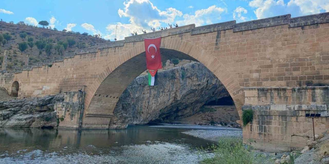 Tarihi Cendere Köprüsü’ne Filistin Bayrağı Asıldı