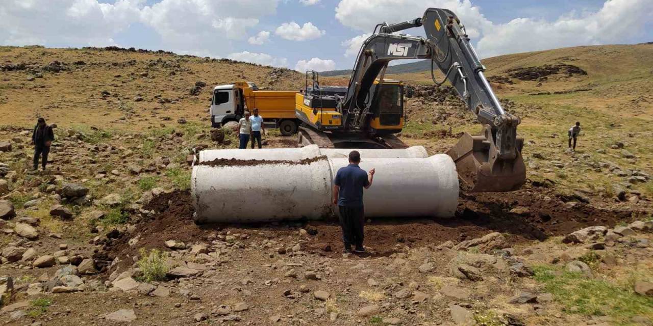Diyarbakır’da Kırsalda Yol Bakım Ve Üst Yapı Çalışmaları Devam Ediyor