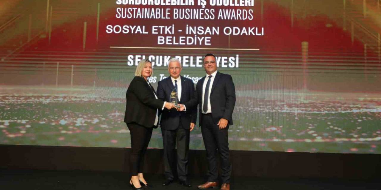 Efes Tarlası Yaşam Köyüne Sürdürülebilir İş Ödülü