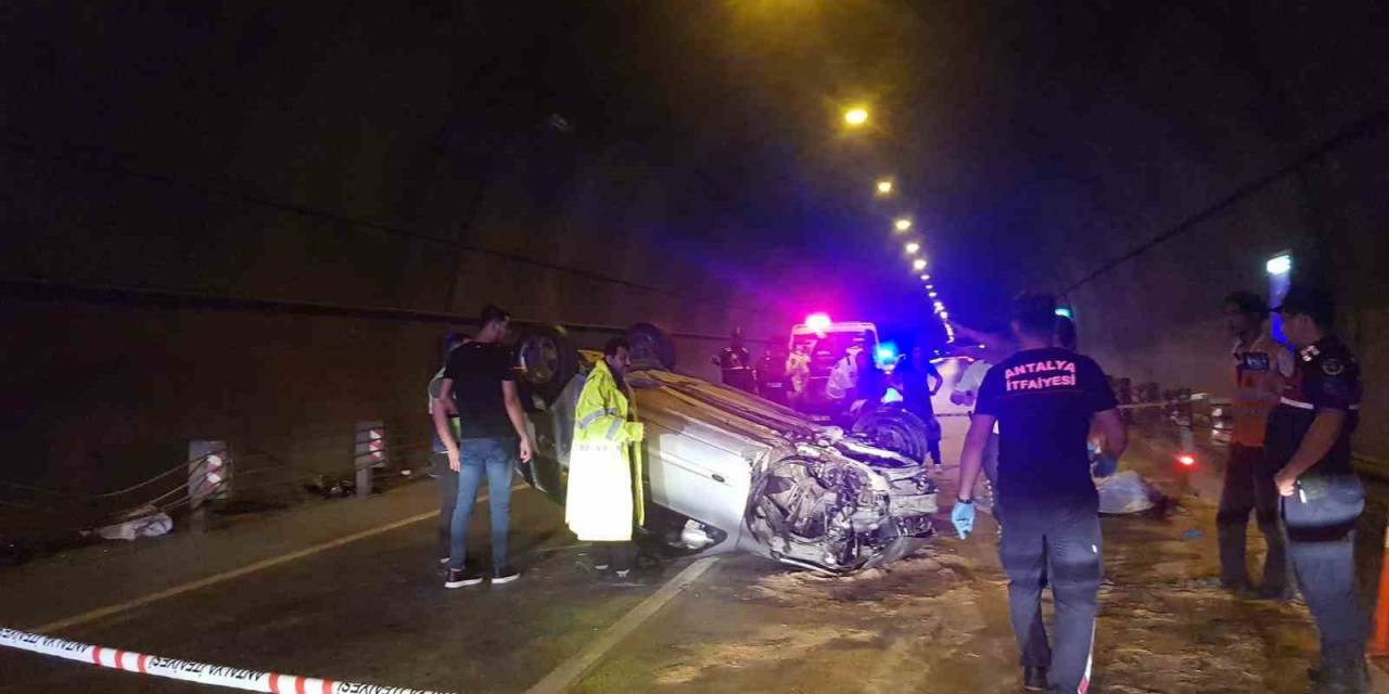 Kontrolden Çıkan Otomobil Tünelde Takla Attı: 2 Ölü
