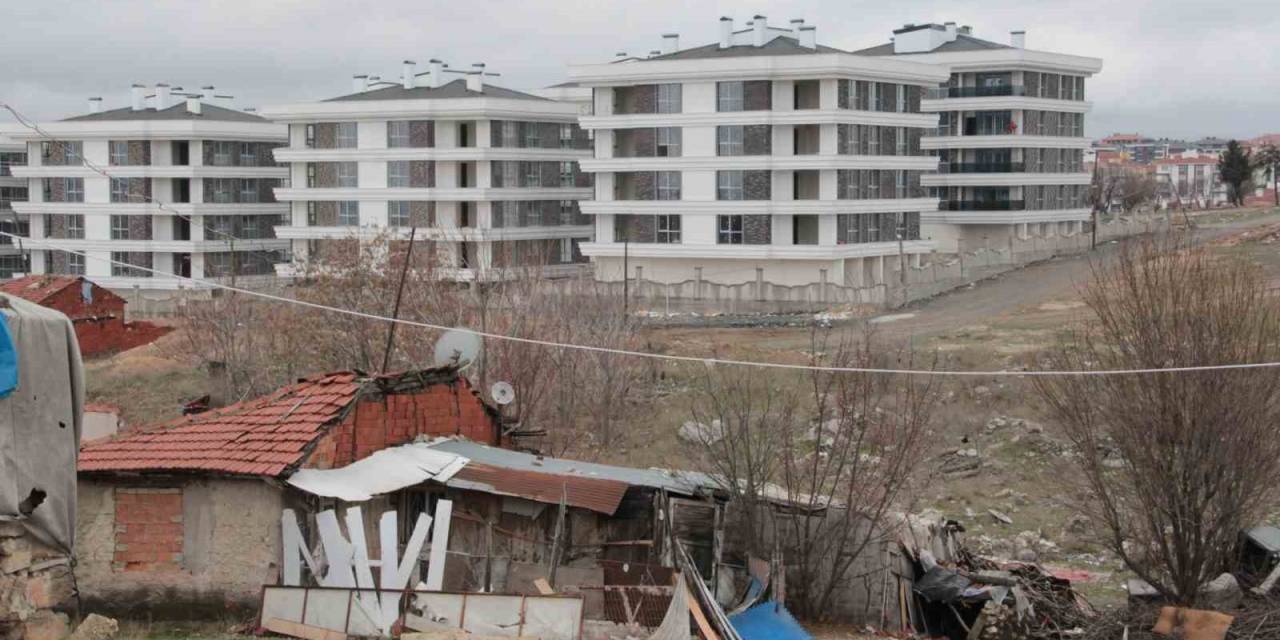 Bir Tarafında Yol Yok Diğer Tarafından Milyonluk Daireler