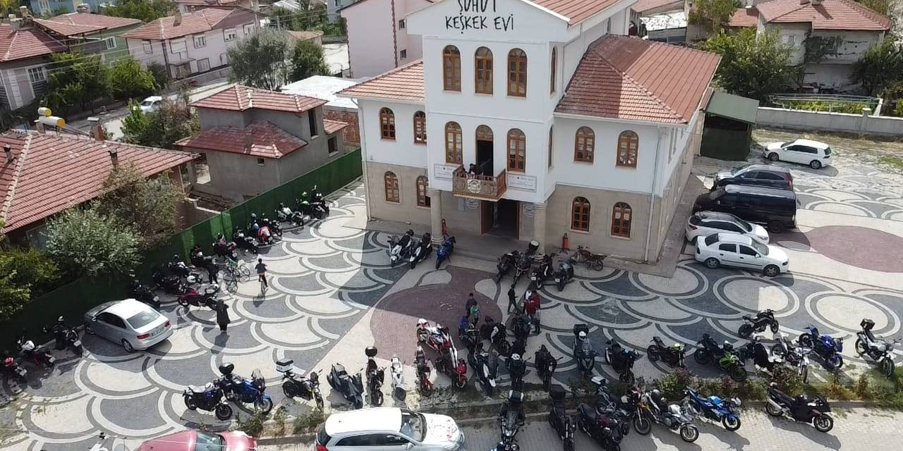 Motosiklet Sevdalıları Şuhut’un Tarih Kokan Mekanlarına Hayran Kaldı