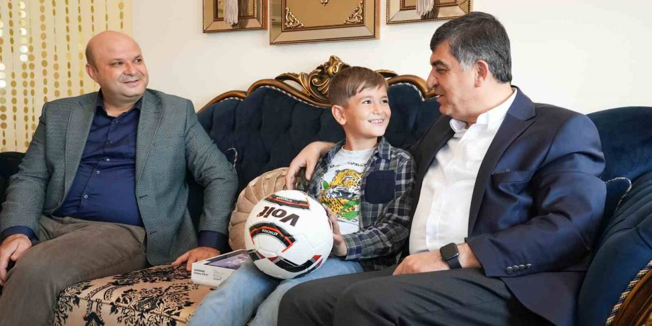Fadıloğlu’ndan Ali Kaan’a Tablet Ve Futbol Topu